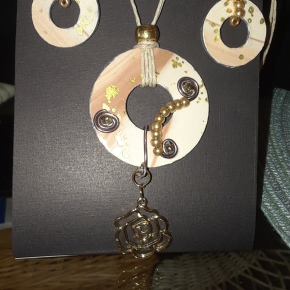 Necklace earing - Picture 1 of 1